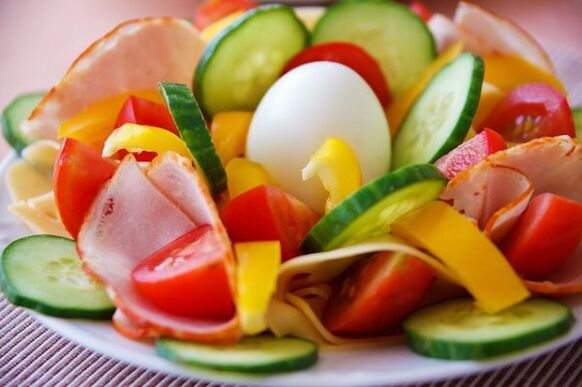 減量のための卵とオレンジのダイエットメニューの野菜サラダ