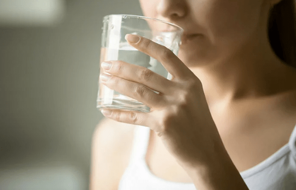 その日の水の標準を飲んでください