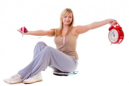 体重を減らしたい女の子は、計画に従って健康的に食事をします