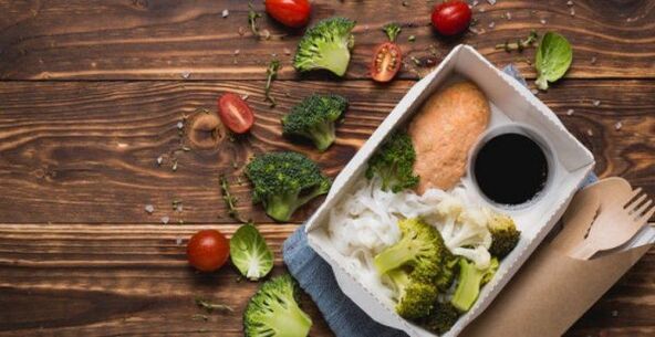 適切な栄養を備えた昼食のための本格的な食事