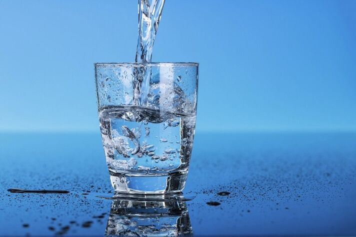 すぐに体重を減らすために十分な水を飲みましょう