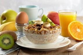 減量のための健康的な朝食としての果物のお粥