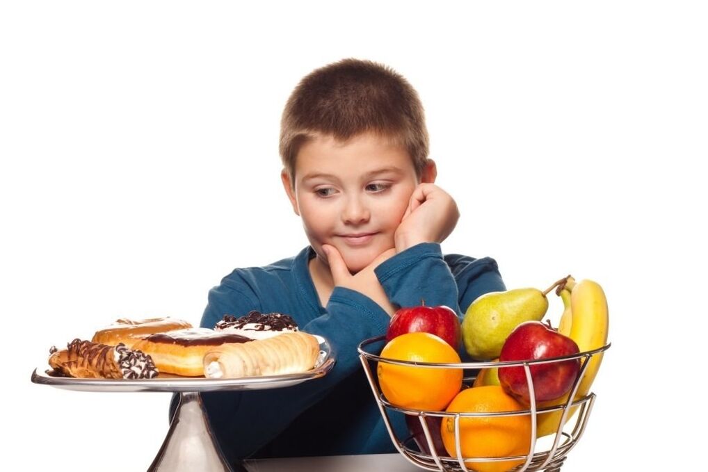 果物を優先して子供の食事から不健康な甘い食べ物を排除する